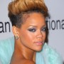 acconciatura capelli biondi rihanna