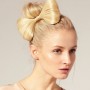 Chignon alto con fiocco