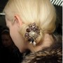 Chignon laterale con fermaglio