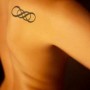 Tatuaggio doppio infinito sulla spalla