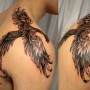 Tatuaggio fenice nera sulla spalla