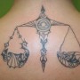 Foto tatuaggio segno dello zodiaco bilancia