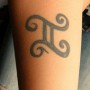 Foto tatuaggio segno zodiacale gemelli