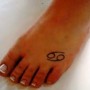 Piccolo tatuaggio segno zodiacale del cancro sul piede