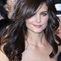 Taglio di capelli lunghi e mossi Katie Holmes