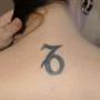 Tatuaggio segno zodiacle capricorno sulla schiena