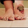 Tatuaggio sul piede di diamante con fiocco