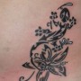 Tatuaggio stilizzato geco salamandra con fiore