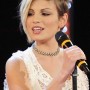 Emma Marrone con taglio capelli lisci sidecut