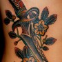 Foto tattoo pugnale con fiori