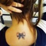 Immagine tatuaggio fiocco dietro al collo