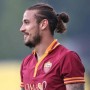 Osvaldo con capelli lunghi raccolti