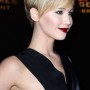 Jennifer Lawrence con capelli corti lisci