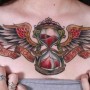 Foto tatuaggio clessidra con ali
