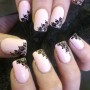 Nail art sposa con decorazione pizzo