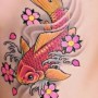 Immagine tatuaggio femminile carpa giapponese con fiori