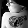 Splendido tatuaggio gatto nero con luna e fiori