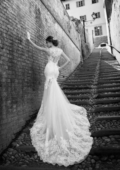 Abito da sposa a sirena con coda in pizzo 2015