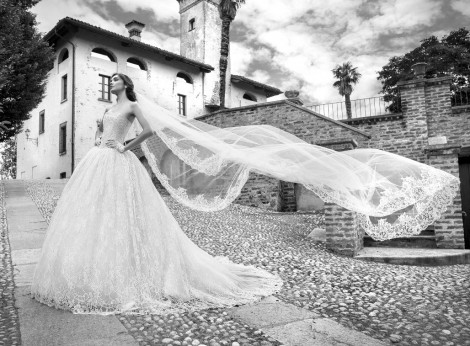 Abito da sposa in pizzo da principessa 2015 Alessandra Rinaudo