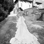 Particolare abito da sposa con strascico a balze 2015