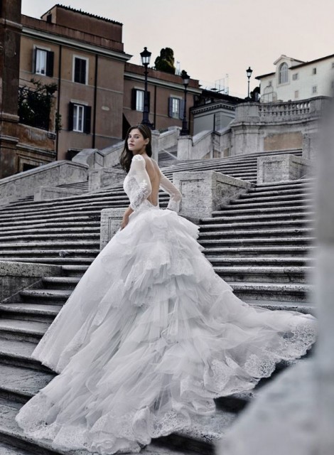 Vaporoso abito da sposa con strascico a balze 2015 Alessandro Angelozzi mod Ceramique