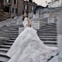 Vaporoso abito da sposa con strascico a balze 2015 Alessandro Angelozzi mod Ceramique