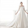 Abito da sposa con maniche in pizzo collezione Pronovias 2015 mod Celandia