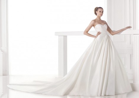 Abito da sposa principesco con tasche Pronovias 2015 mod Casey