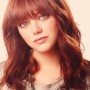 Emma Stone con capelli ondulati con frangia