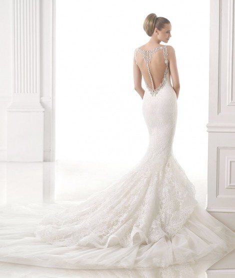 Sensuale abito da sposa a sirena con scollatura e bottoncini sulla schiena Pronovias mod Canace