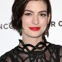 Taglio capelli medio corto 2015 donna di Anne Hathaway