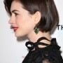 Taglio capelli medio corto 2015 donna di Anne Hathaway visto di profilo