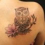 Tatuaggio femminile sulla spalla Gufo con fiore