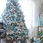 Albero di Natale con palline azzurre e verdi