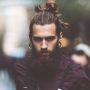 Barba medio lunga con capelli lunghi raccolti moda uomo 2017