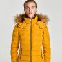 Piumino corto giallo senape con cappuccio Zara inverno 2017 2018