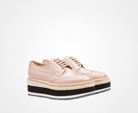 Scarpe stringate Brogue con suola monoblocco Prada prezzo 790 euro