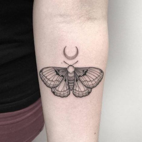 Piccolo tatuaggio falena sul braccio con la luna