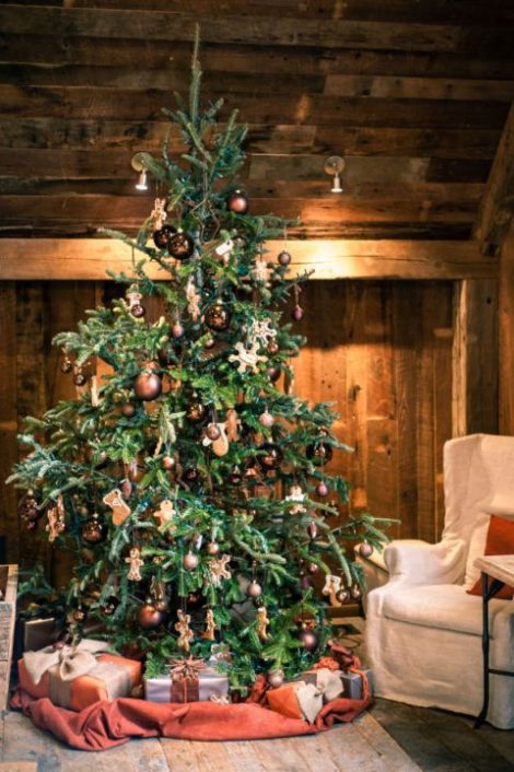 Idea Albero di Natale 2018 rustico 470x706 - Albero di Natale 2018: Colori e Tendenze