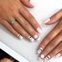 Immagine Nail Art con unghie corte con disegno occhio