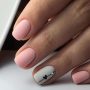 Nail Art con anulare diverso