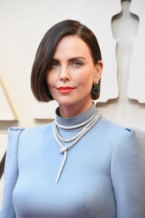 Charlize Theron taglio capelli color castano cioccolato Oscar 2019 470x705 - Il Caschetto: Taglio capelli moda 2019