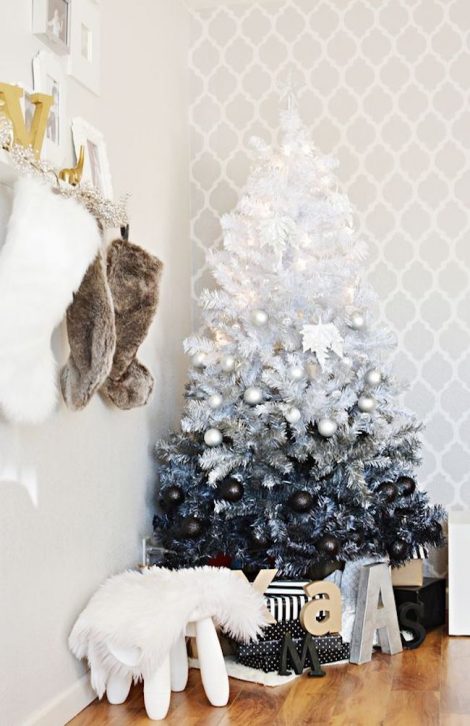 Albero di Natale 2019 bianco e nero sfumato 470x726 - Colori Alberi di Natale 2019