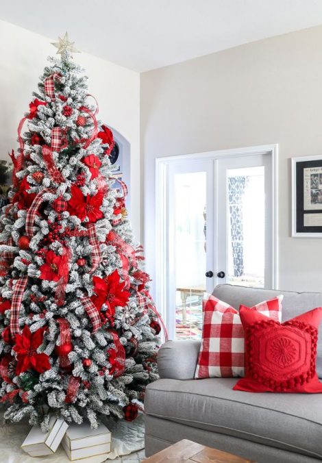 Albero di Natale 2019 con decorazioni bianche e rosso a quadri 470x676 - Colori Alberi di Natale 2019