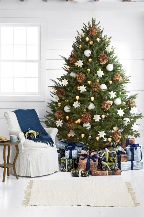 Albero di Natale 2019 con pigne vere 470x705 - Colori Alberi di Natale 2019