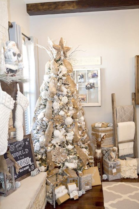 Albero di Natale bianco con decorazioni oro 470x705 - Colori Alberi di Natale 2019