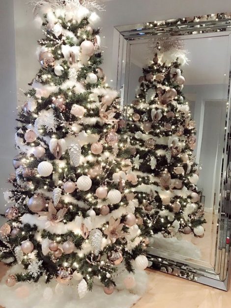 Albero di Natale con decorazioni Rosa 470x627 - Colori Alberi di Natale 2019