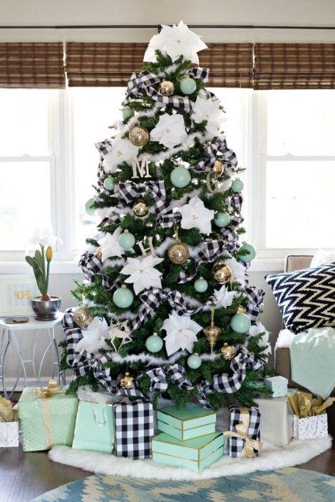 Albero di Natale con decorazioni bianche e verde tiffany o azzurre 470x704 - Colori Alberi di Natale 2019