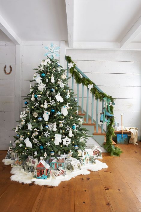 Albero di Natale con decorazioni natalizie e palline bianche e blu 470x705 - Colori Alberi di Natale 2019