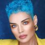 Taglio corto con capelli azzurri tendenza moda 2020